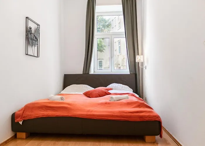 Welcoming 3Br Budget Apt. Well Connected