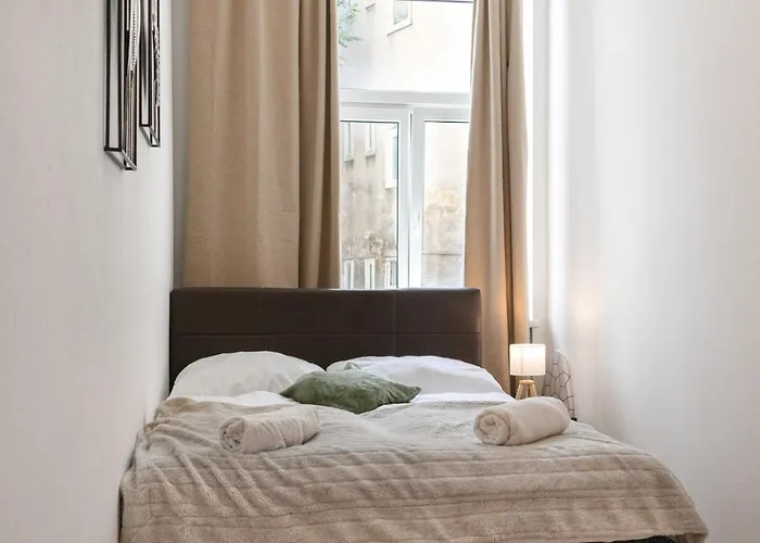 Welcoming 3Br Budget Apt. Well Connected
