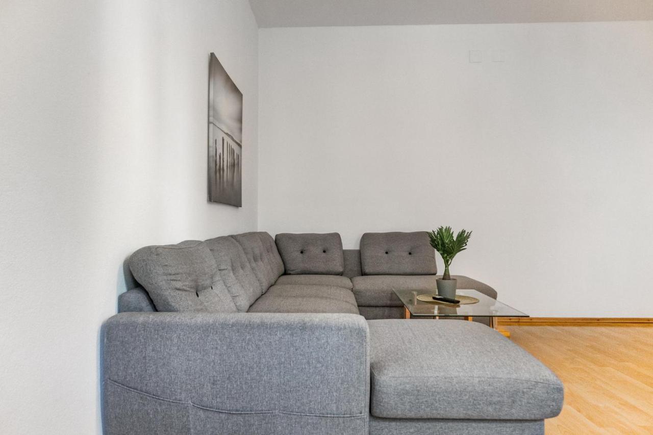 Welcoming 3br Budget Apt. Well Connected Apartament