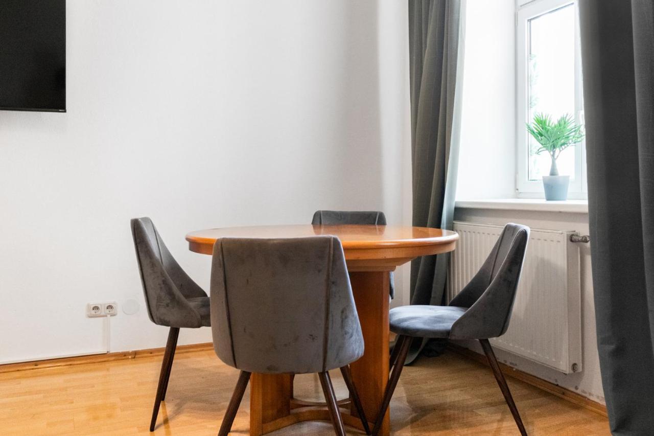 Welcoming 3br Budget Apt. Well Connected Apartament